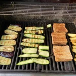 Zucchini, Aubergine und Toast auf dem Grill
